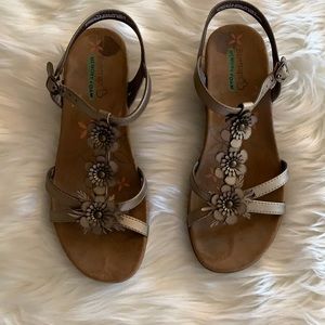 Bare traps sandals , size 7M